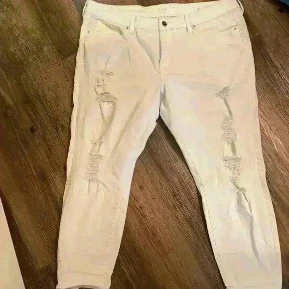 White pants - Picture 1 of 1
